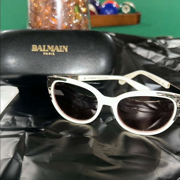 NWOT🎉🎉Balmain Black and White Cat-Eye Sunglasses - Picture 1 of 7